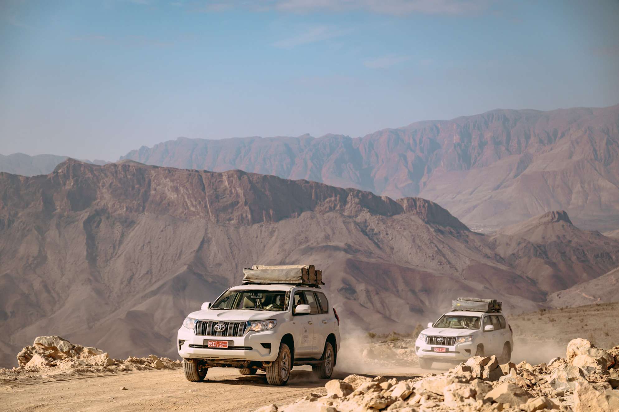4x4 qui traverse les montagnes d'Oman