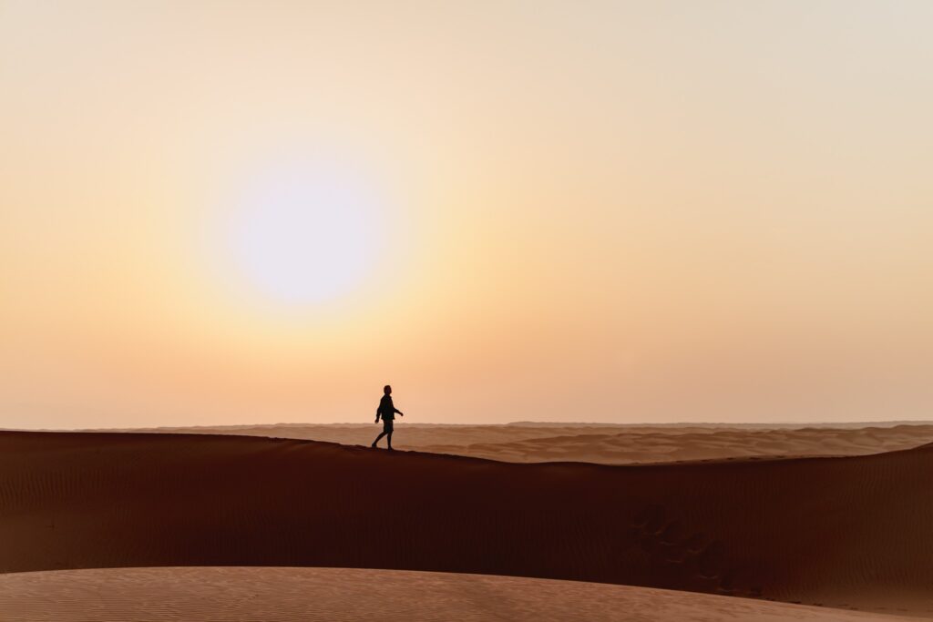 femme qui marche sur les dunes dans le désert d'Oman