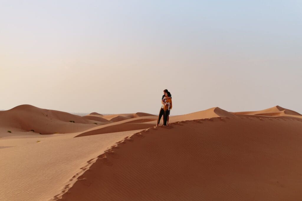 Couple au dessus des dunes d'Oman