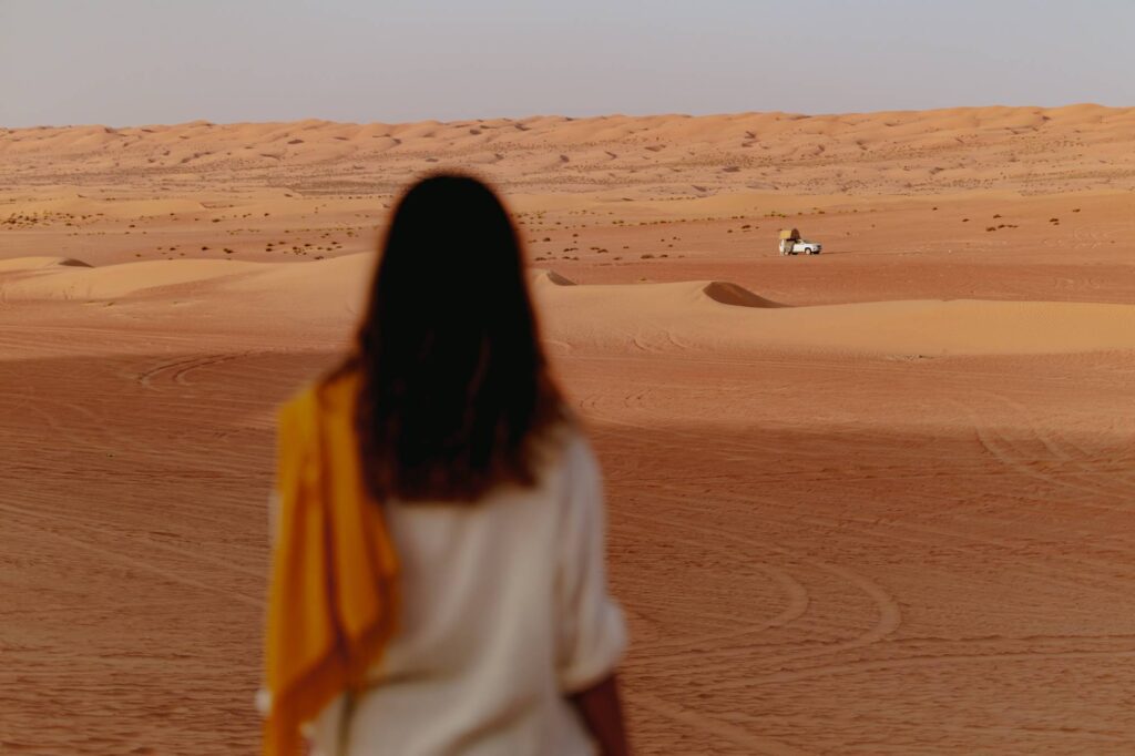 femme qui marche sur les dunes dans le désert d'Oman