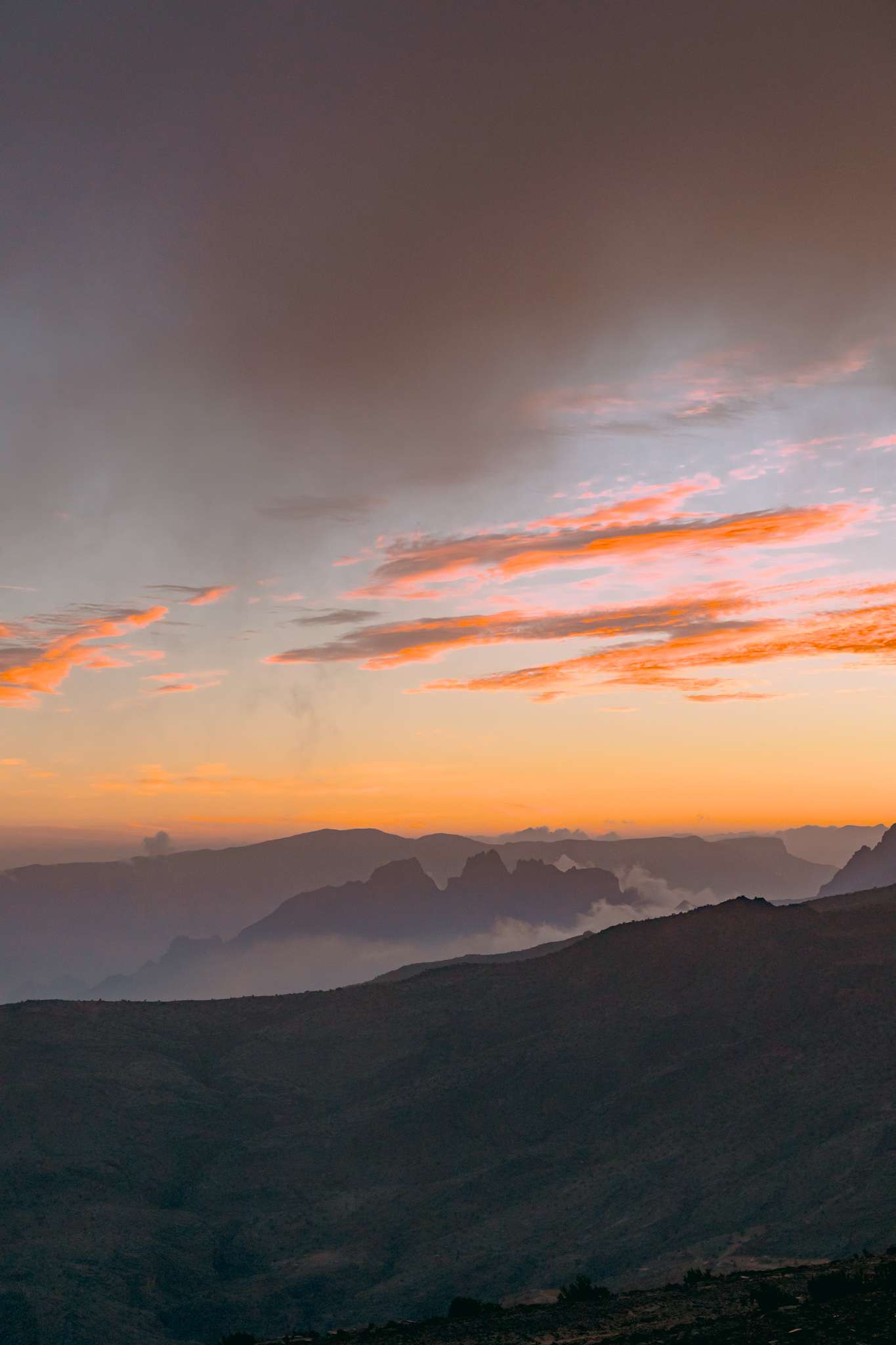 Paysage de montagne au coucher du soleil