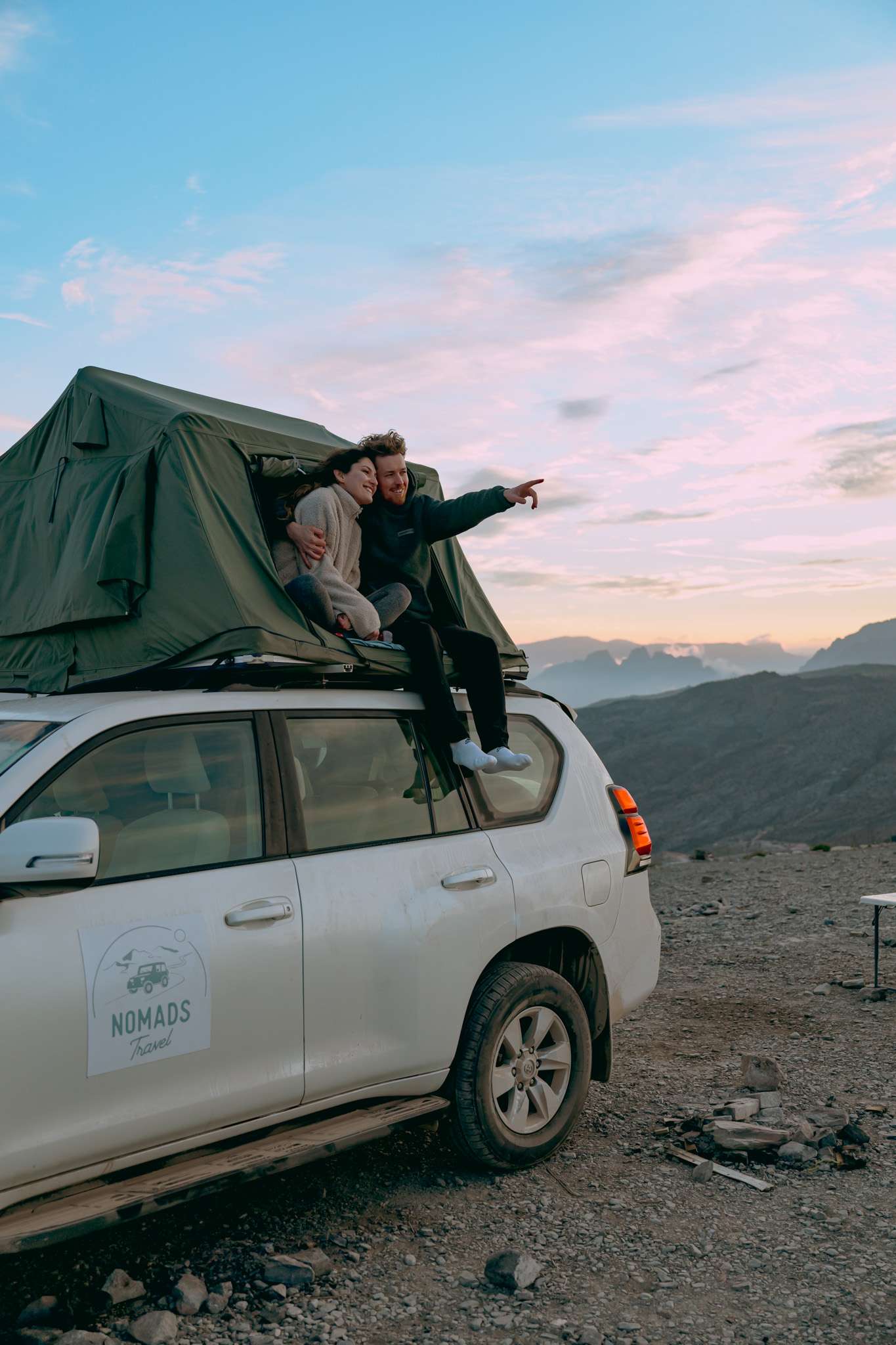 4x4 et tente de toit dans les montagnes