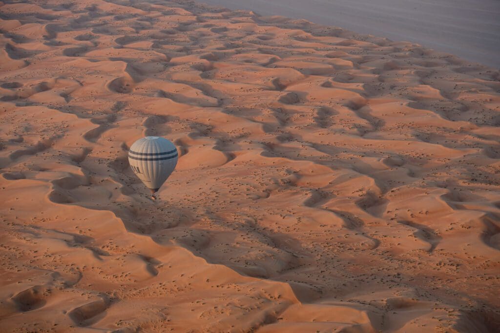 montgolfière au dessus du désert d'Oman